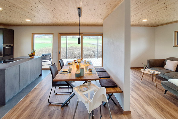 Ferienwohnung 1: Wohn- und Essbereich mit gut ausgestatteter Küche