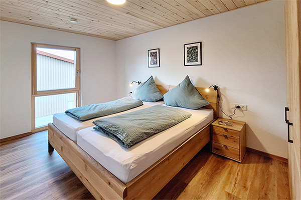 Ferienwohnung 2: Schlafzimmer 1 mit Doppelbett