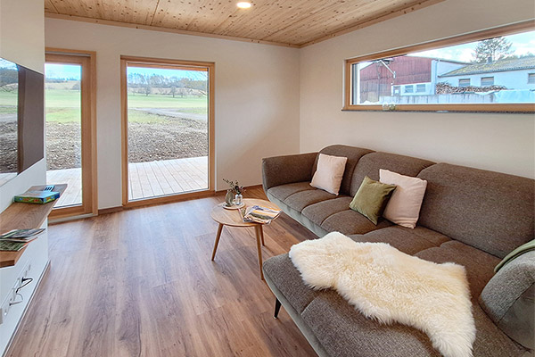 Ferienwohnung 1: Gemütliche Sofaecke im Wohnbereich