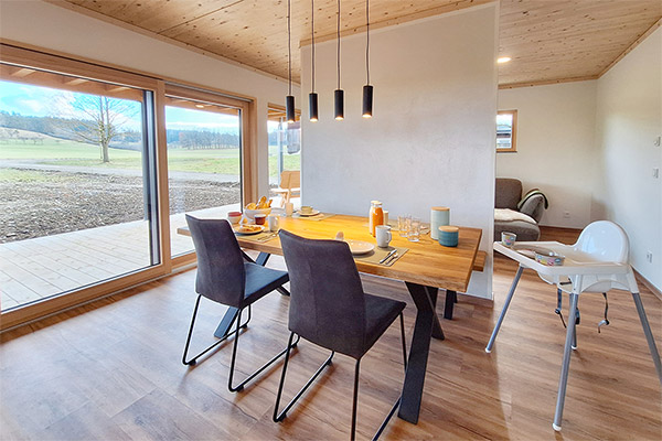 Ferienwohnung 1: Esstisch mit Ausblick auf die umliegenden Felder