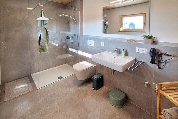 Ferienwohnung 1: Modernes Bad mit Dusche und WC