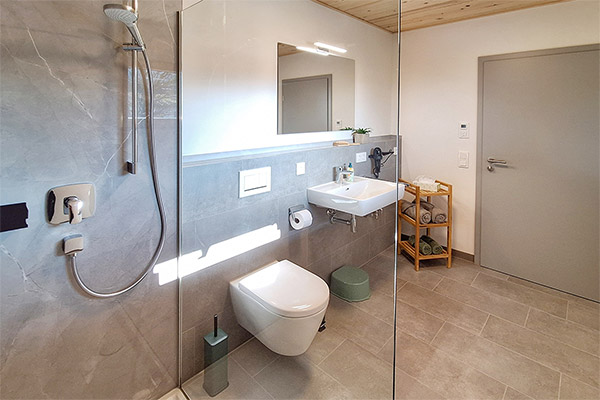 Ferienwohnung 2: Modernes Bad mit Dusche und WC